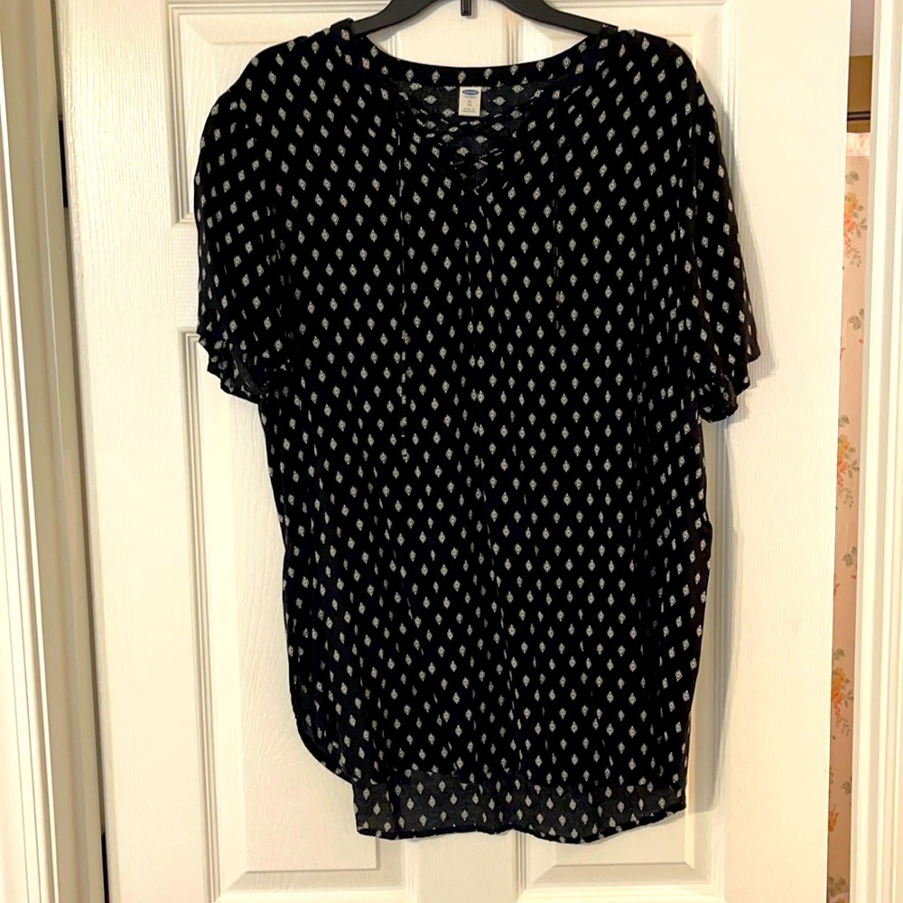 Black and white shirt with V-neck and lace up
